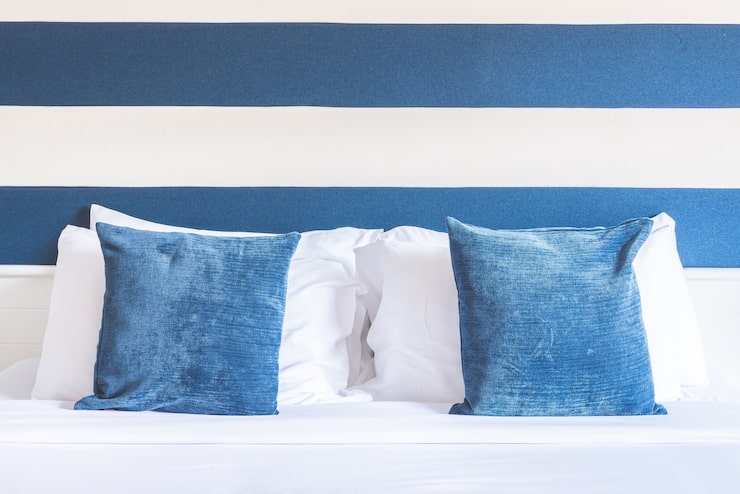 Blue and White Throw Pillows: Stylish Ideas for a Fresh and Elegant Home