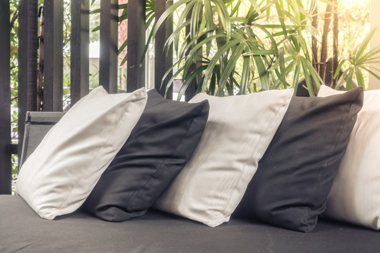Black and White Throw Pillow: Stylish Ideas for Modern Home Decor